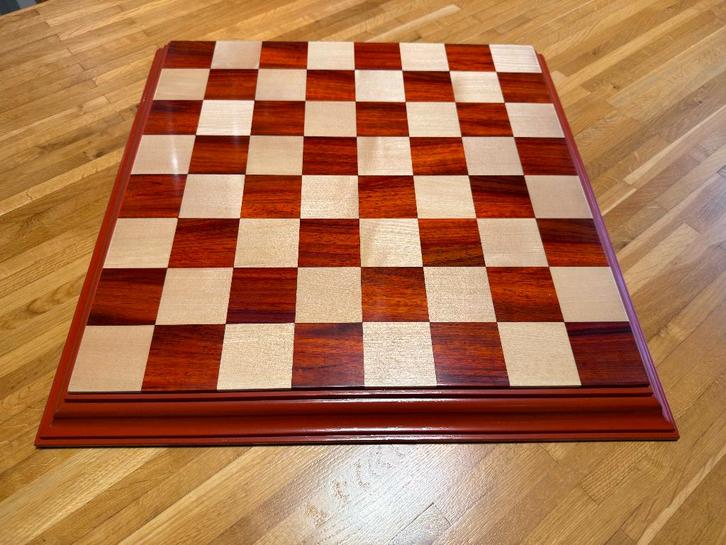 Luxe 23" schaakbord in padouk en esdoorn, Hobby en Vrije tijd, Gezelschapsspellen | Bordspellen, Nieuw, Een of twee spelers, Ophalen of Verzenden