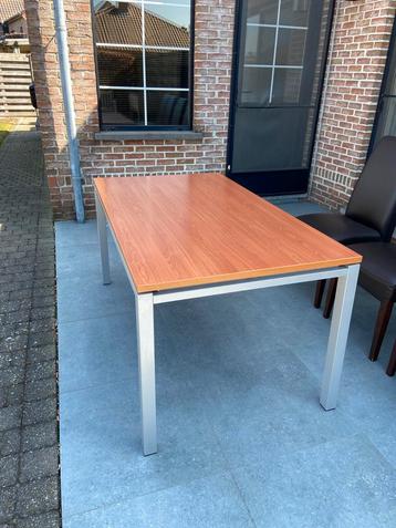 Keukentafel beschikbaar voor biedingen