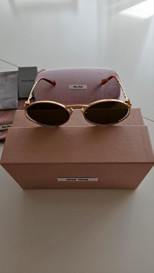Miu Miu OMU 52YS Brass Goud/Donkerbruine zonnebril, Handtassen en Accessoires, Zonnebrillen en Brillen | Dames, Nieuw, Bril, Ophalen