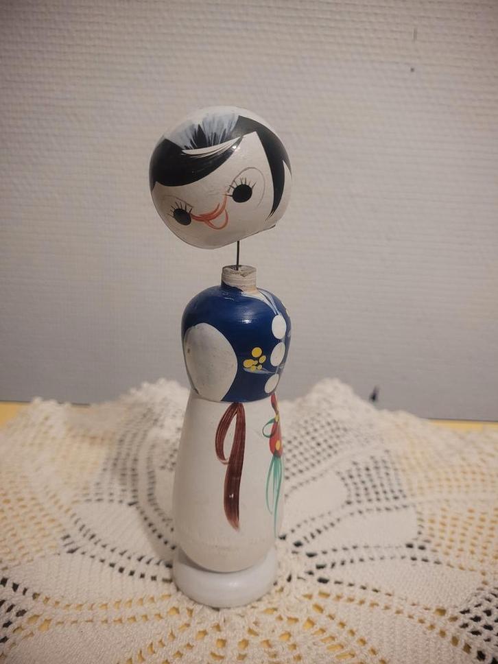 Koreaanse Kokeshipop met handgemaakte oscillerende kop, Antiek en Kunst, Kunst | Designobjecten, Ophalen of Verzenden