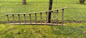 Houten ladder beschikbaar voor biedingen