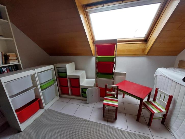 Speelhoek voor de kindjes (opberging + tafel en stoeltjes), Kinderen en Baby's, Kinderkamer | Overige Meubels, Zo goed als nieuw