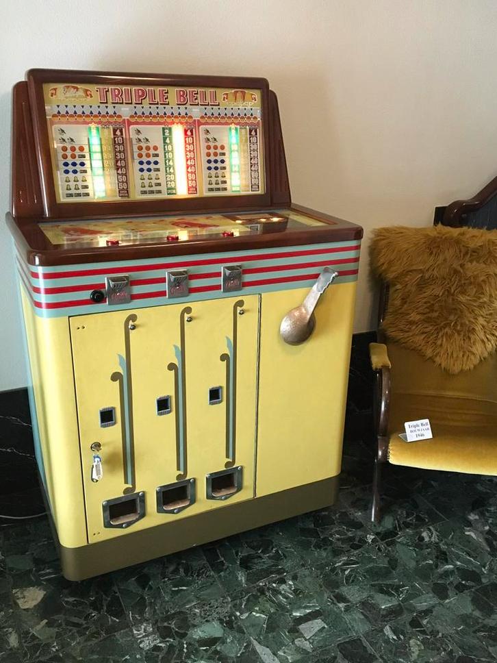 Oude Triple Bell Gokkast uit 1946, Verzamelen, Automaten | Gokkasten en Fruitautomaten, Zo goed als nieuw, Euro, Met sleutels
