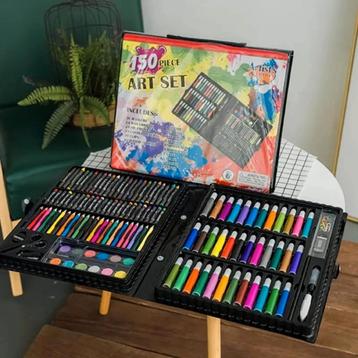 Kunstpakket van 150 stuks: kleurpotloden, pastelkrijt, enz. beschikbaar voor biedingen