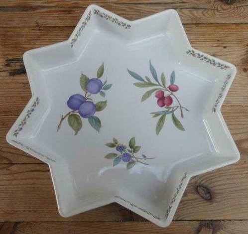 Franse ovenschaal stervorm met fruitmotief, Revol Mahé, Huis en Inrichting, Keuken | Servies, Gebruikt, Schaal of Schalen, Overige stijlen