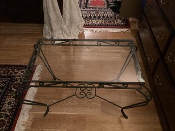 Smeedijzeren tafel beschikbaar voor biedingen