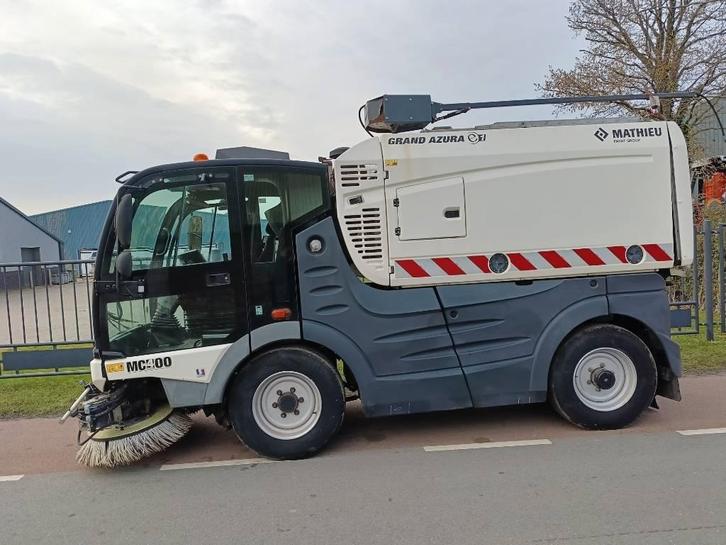 Mathieu grand azura MC 400 sweeper bezemwagen veegmachine, Articles professionnels, Machines & Construction | Entretien & Nettoyage