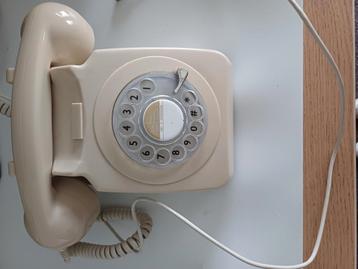 Draai telefoon GPO746 beschikbaar voor biedingen