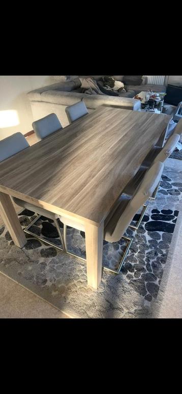 Eettafel  beschikbaar voor biedingen