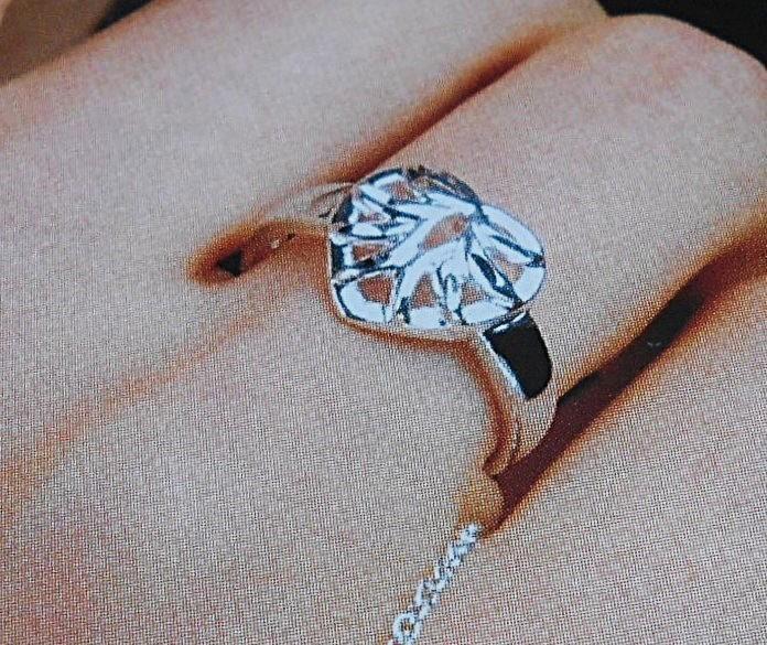 AVON : La bague Abrielle, Bijoux, Sacs & Beauté, Bagues, Neuf, Femme, Argent, Argent, Enlèvement ou Envoi