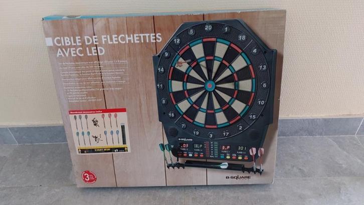 Electronisch dartsbord met 12 darts en werplijn - NIEUW!, Sport en Fitness, Darts, Nieuw, Dartbord met pijlen, Elektronisch, Ophalen