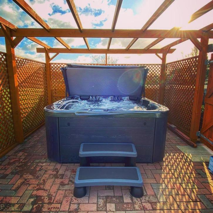 2 op voorraad  5-pers jacuzzi ook beschikbaar met warmtepomp, Tuin en Terras, Tuinstoelen, Nieuw, Ophalen of Verzenden