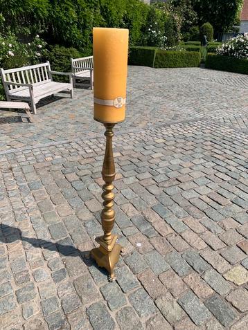 Antieke  Kandelaar uit kerk met kaars beschikbaar voor biedingen