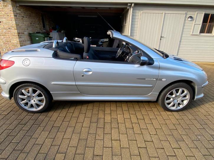 Cabrio Peugeot 206cc in goede staat, Auto's, Peugeot, Particulier, 206+, Elektrische buitenspiegels, Elektrische ramen, Metaalkleur