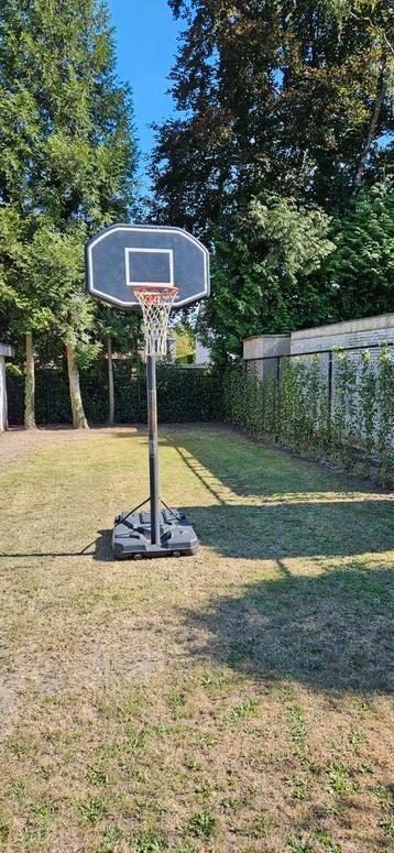 Basketbalpaal in hoogte verstelbaar. beschikbaar voor biedingen
