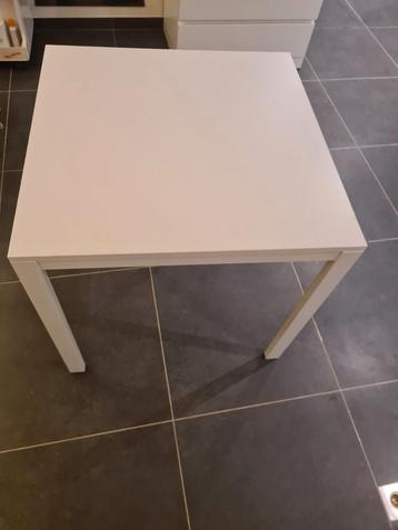 Houten tafel beschikbaar voor biedingen