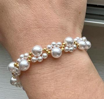 Bracelet en perles nacrées  disponible aux enchères