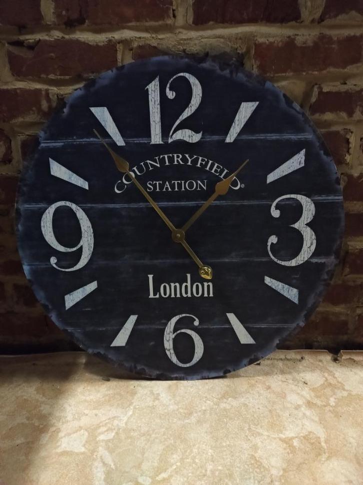 KLOK IN DE WOONKAMER, Huis en Inrichting, Woonaccessoires | Wanddecoraties, Zo goed als nieuw, Ophalen