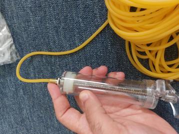 Voederspuitjes voor papegaaien en gewone vogels  beschikbaar voor biedingen