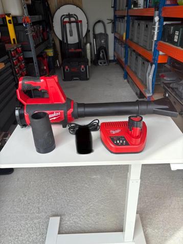 Milwaukee bladblazer 12V met 1 bat 2Ah en oplader ! beschikbaar voor biedingen