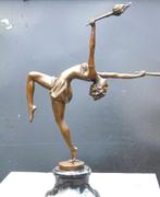 Vrouw met bronzen fakkels gesigneerd, F. PARIS, Antiek en Kunst, Ophalen of Verzenden, Brons