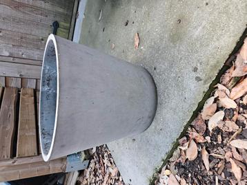 Bloempotten  betonlook  beschikbaar voor biedingen