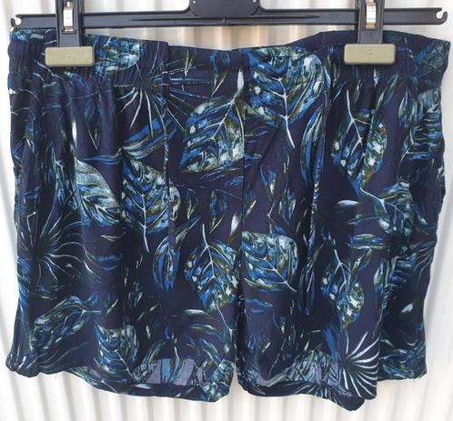 Leuke short met blaadjesmotief maat M, Kleding | Dames, Broeken en Pantalons, Zo goed als nieuw, Maat 38/40 (M), Blauw, Ophalen of Verzenden