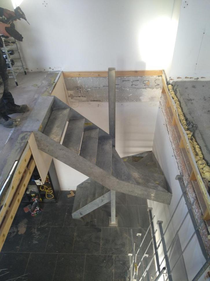 Stalen trap met dubbele kwartslag  - Galvanisé, Doe-het-zelf en Bouw, Ladders en Trappen, Zo goed als nieuw, Trap, 2 tot 4 meter