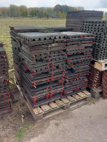 Diverse partijen restanten rubber tegels. €2,95 per m2  beschikbaar voor biedingen