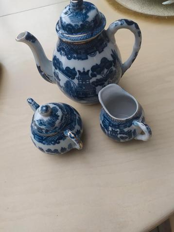 Theepot, melkkan, suikerpot, grote bloempot en 3 kleine potj beschikbaar voor biedingen