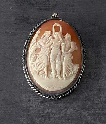 Une broche pendentif avec poinçon ornée d’un camée coquille, Bijoux, Sacs & Beauté, Bijoux anciens, Enlèvement ou Envoi