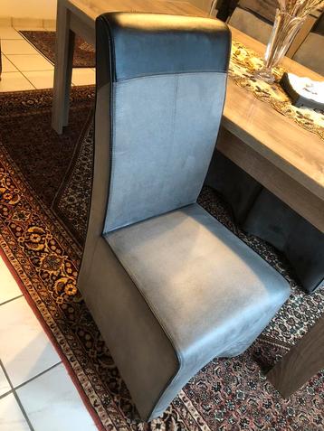 Vier stoelen op wielen te koop beschikbaar voor biedingen