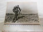 Originele persfoto "Duitse infanterie valt aan" 1942, Ophalen of Verzenden, Landmacht, Foto of Poster