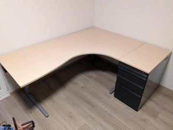 Groot hoekbureau met ladekast beschikbaar voor biedingen