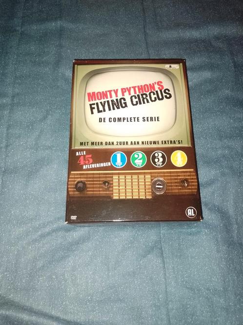 Te koop in een dvd-box de complete Monty Python's, Cd's en Dvd's, Dvd's | Komedie, Zo goed als nieuw, Actiekomedie, Boxset, Vanaf 9 jaar
