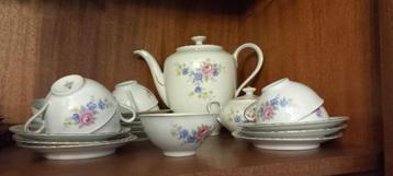 Servies porselein met bloemetjes  beschikbaar voor biedingen