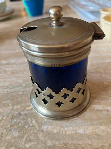 Vintage mosterdpotje met kobaltblauw glas en metalen houder beschikbaar voor biedingen