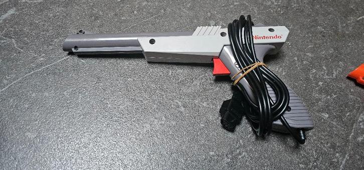 Nintendo zapper grijs, Games en Spelcomputers, Games | Nintendo NES, Gebruikt, Ophalen of Verzenden