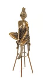 Statue en bronze d'une dame sur une chaise de bar LIVRAISON, Antiquités & Art, Envoi, Bronze