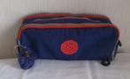 Kipling drievoudige pennenzak „gitroy” blauw en rood + aap, Diversen, Schoolbenodigdheden, Ophalen of Verzenden, Gebruikt
