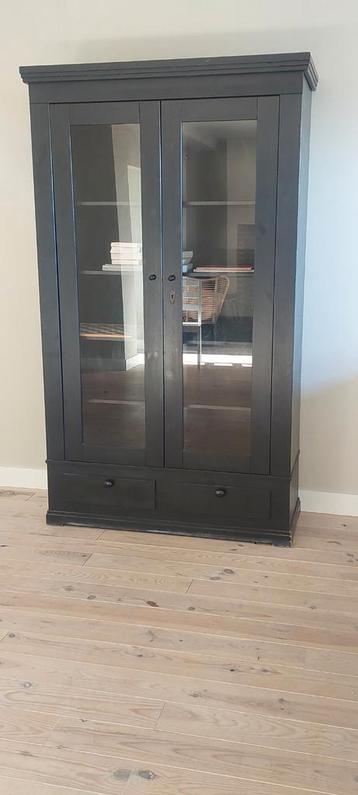 Stijlvolle kledingkast  beschikbaar voor biedingen