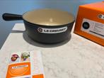 Nieuwe Le Creuset Caquelon 24 cm met doos, Gietijzer, Nieuw, Ophalen of Verzenden, Keramische plaat