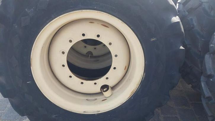 Goodyear 17.5-25 tires 2 pieces on rim, Zakelijke goederen, Machines en Bouw | Onderdelen