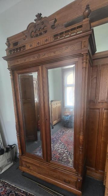 Grote Antiek kleerkast beschikbaar voor biedingen