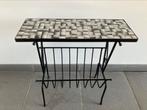 Vintage bijzettafel, Minder dan 55 cm, Metaal of Aluminium, Zo goed als nieuw, Metaal en mozaïek tegeltjes. HxBxD: 55x25x54cm. Prijs verlaagt.