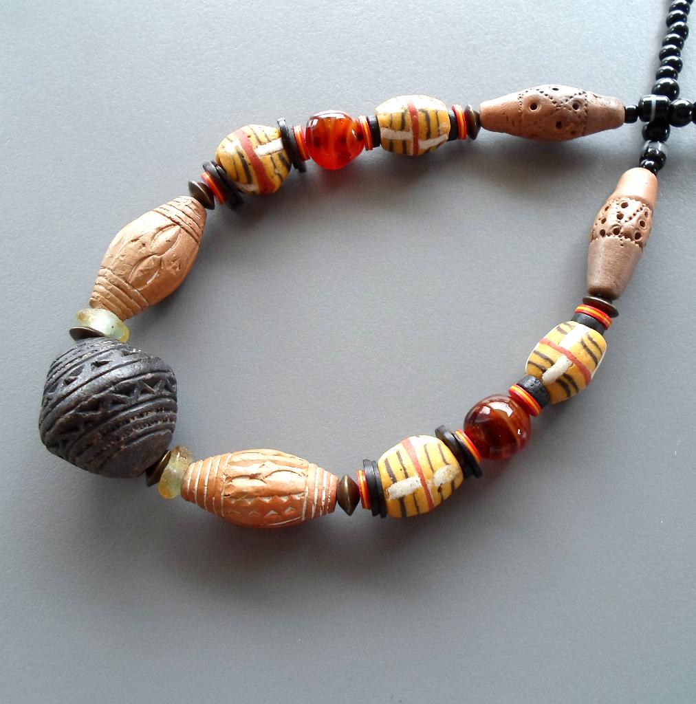 Lange Afrikaanse ketting voor dames in keramiek, terracotta, Ophalen of Verzenden, Nieuw, Zwart, Steen of Mineraal