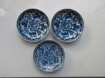 DRIE BLAUWE BORDJES, CHINEES OF JAPANS, Antiek en Kunst, Antiek | Porselein, Ophalen of Verzenden