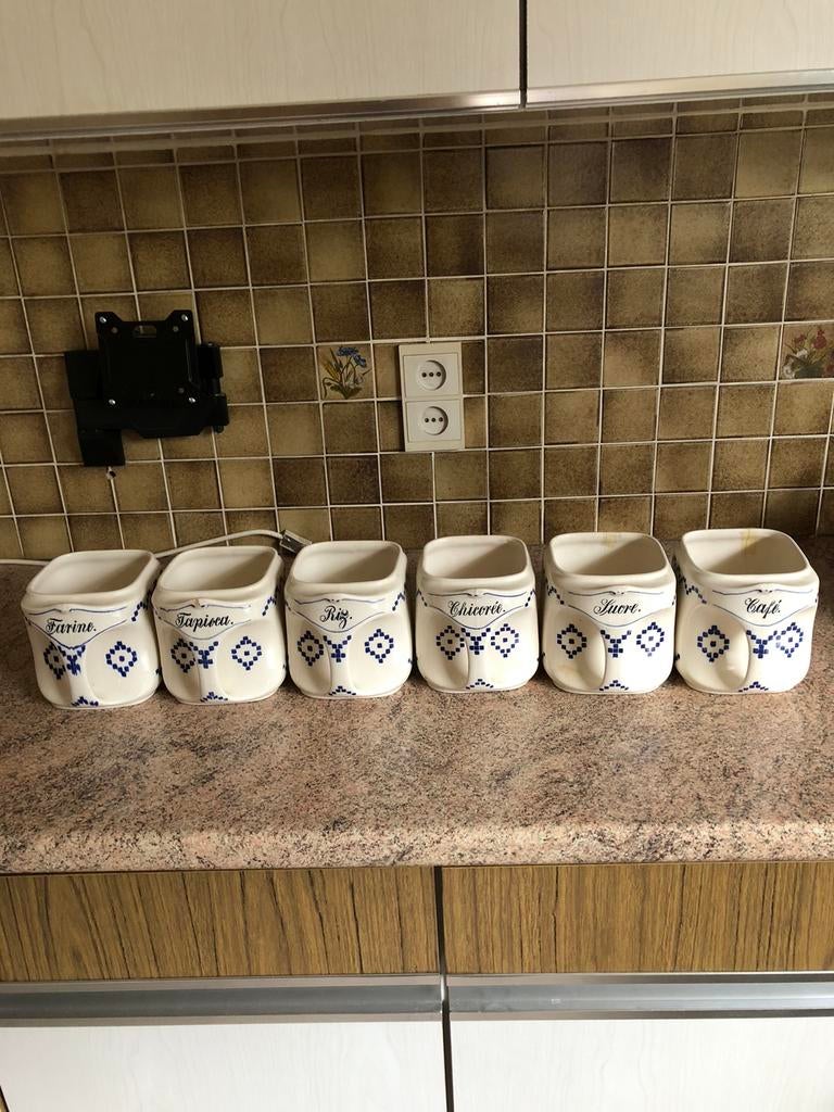 6 potten uit keukenrek, Ophalen