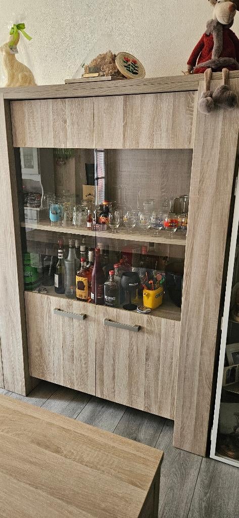 Eetplaats. Tafel dressoir en kast, Enlèvement, Utilisé