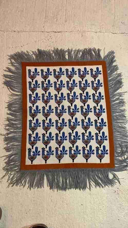 Tapis poulet en tricot rétro gris bleu marron 88/72 cm, Maison & Meubles, Accessoires pour la Maison | Plaids & Couvertures, Utilisé